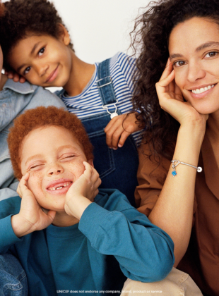 Pandora e Unicef lançam quarta parceria do projeto Charms for Change com parte das vendas destinadas a organizações que ajudam jovens em situação de vulnerabilidade