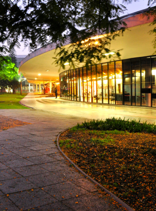 fachada do MAM ao entardecer