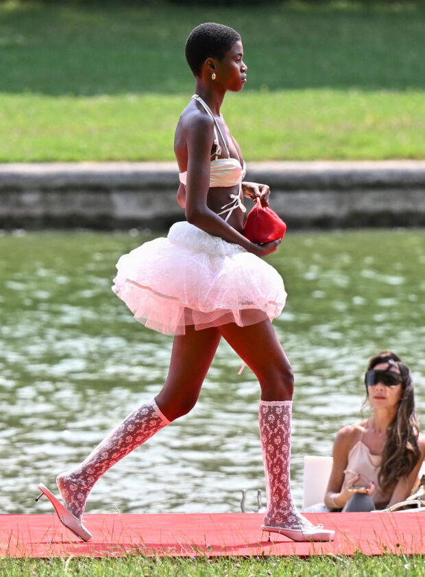 Desfile de inverno 2023 de Jacquemus no Palácio de Versailles.