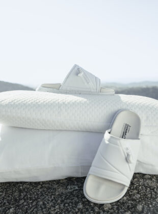 Rider aposta no gorpcore para sua nova coleção, commuter pack. O lançamento traz sandálias acolchoadas, seguindo a tendência puffer