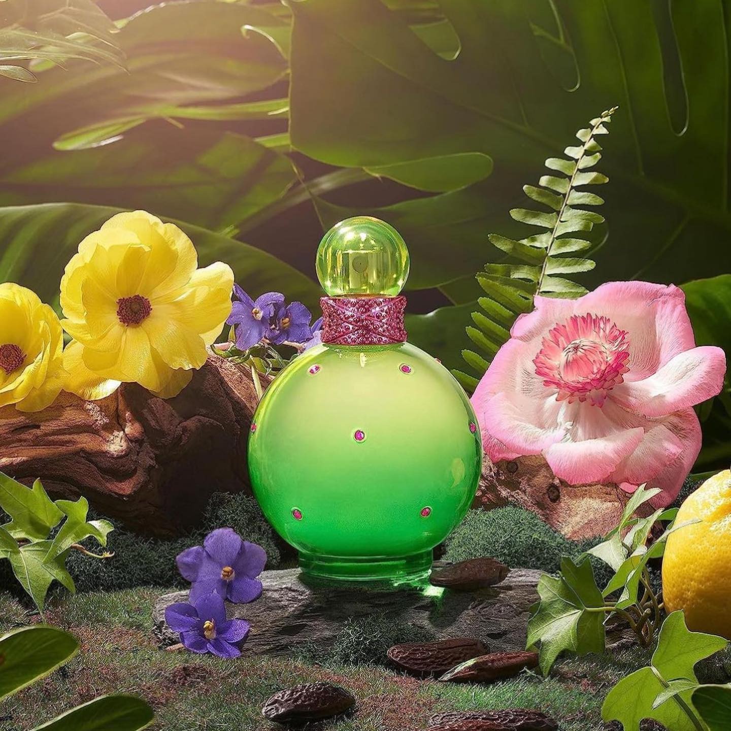 Britney Spears Lan a Fantasy Jungle ELLE Brasil Britney Spears Lan a Fantasy Jungle ELLE Brasil