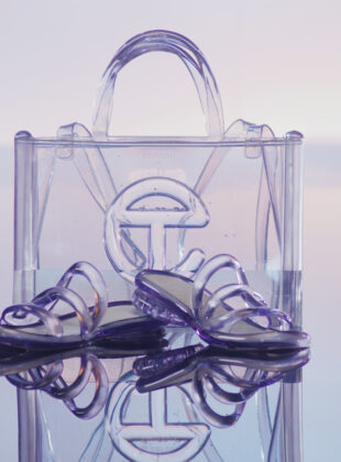 Melissa lança coleção collab com a Telfar. Bolsa shopping bag é destaque