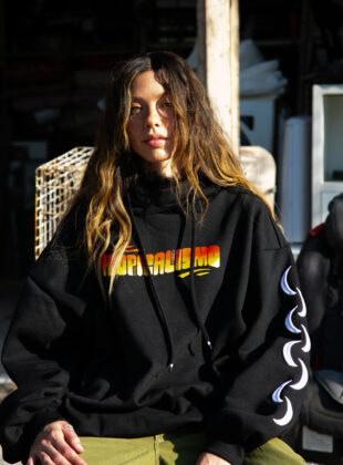 Juliana Jabour flerta com a arte em coleção cápsula com o artista paulistano Thiago Nevs. Lançamento conta com dois modelos de moletom