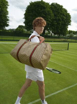 Tenista Jannik Sinner usa bolsa duffer da Gucci no Torneio de Wimbledon 2023