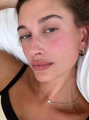 Hailey Bieber e a strawberry makeup