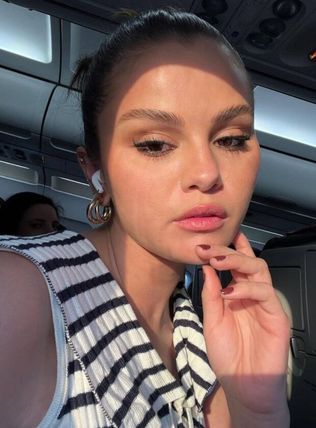 Selena Gomez esmalte marrom