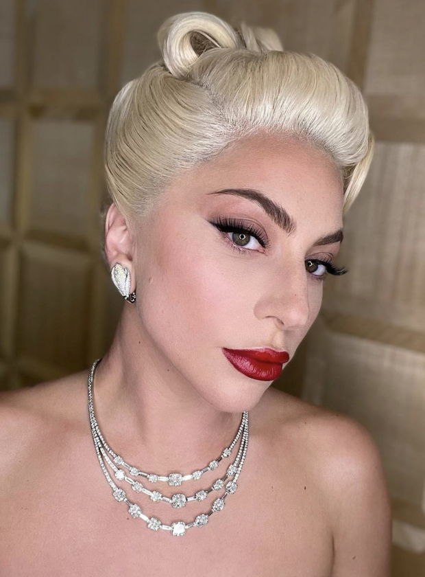 Lady Gaga com latex lips, batom com acabamento vinílico