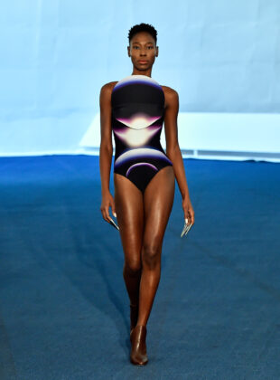 Desfile da marca Lenny Niemeyer no espaço Niemeyer, em Niterói, no Rio de Janeiro.