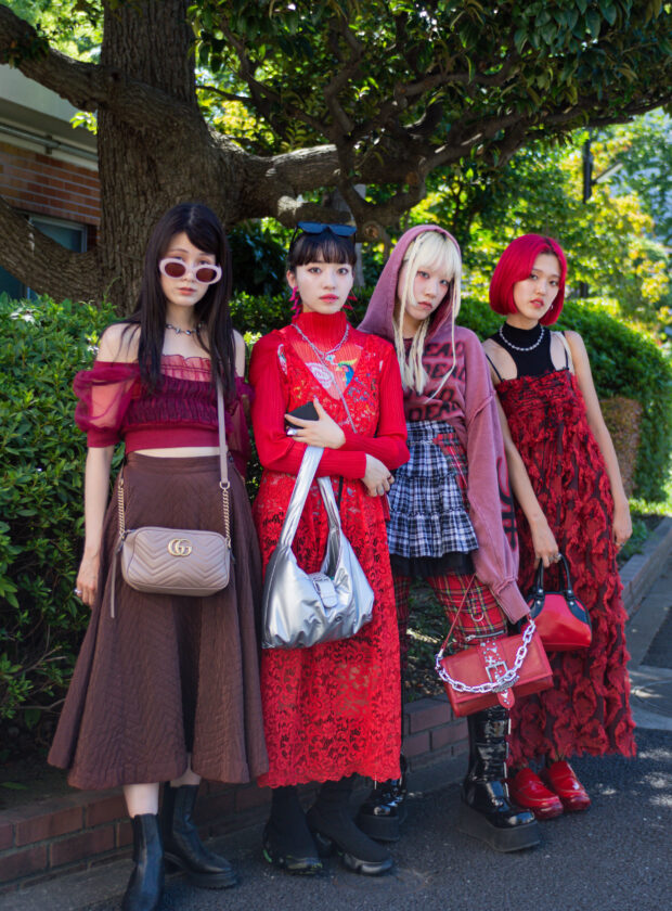 O melhor do street style da Tokyo Fashion Week: quatro mulheres usam looks combinando em vermelho