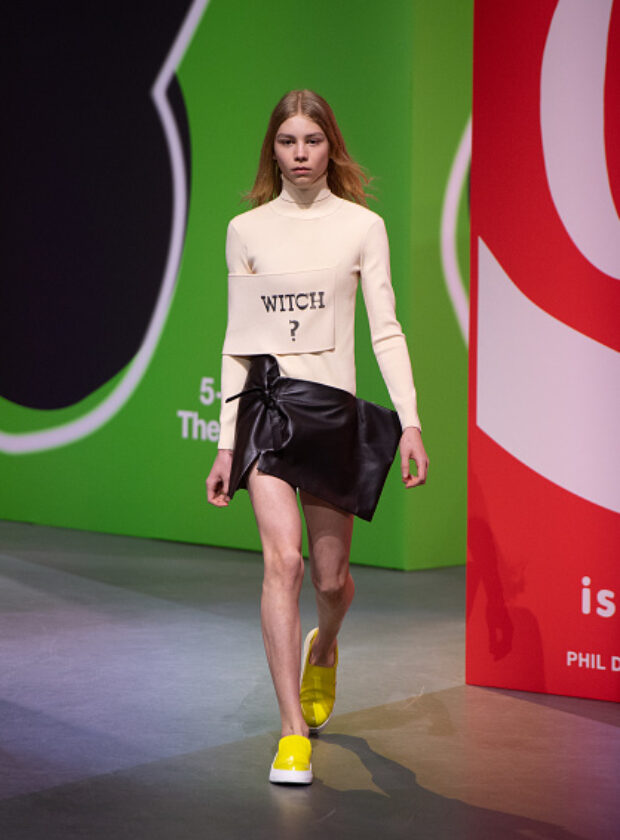 Modelo no desfile de JW na semana de moda de Londres.