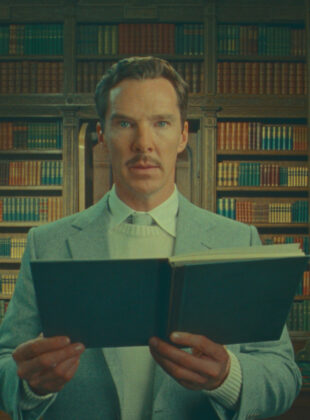 O ator Benedict Cumberbatch em cena do curta-metragem A Incrível história de Henry Sugar, do diretor Wes Anderson