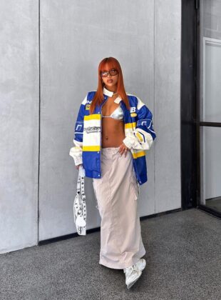 Looks com biquíni no street style é tendência e trazemos 8 looks de prova: biquíni metalizado é usado com jaqueta de motociclismo e saia longa e bege