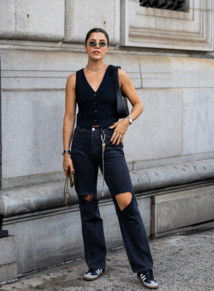 Looks com calça jeans preta: com colete e corrente pendurada. Veja outras sete dicas de como usar