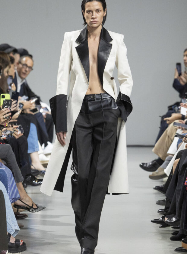 Modelo veste casaco de couro preto e branco no verão 2024 de Peter Do desfilado na Paris Fashion Week.