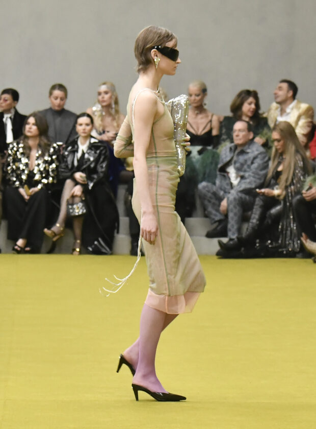 Modelo desfila para a Gucci na semana de moda de Milão