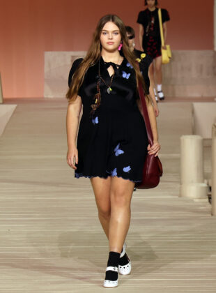Modelo na passarela da Coach durante a Semana de Moda de Nova York