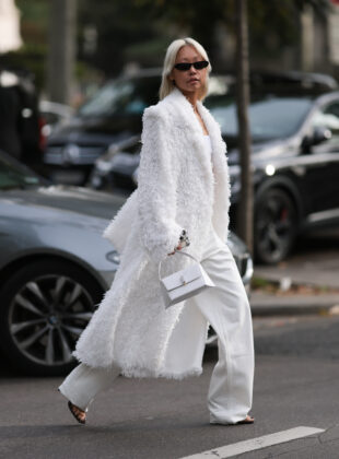 Street Style da Paris Fashion Week: look todo branco com casaco felpudo e calça de alfaiataria