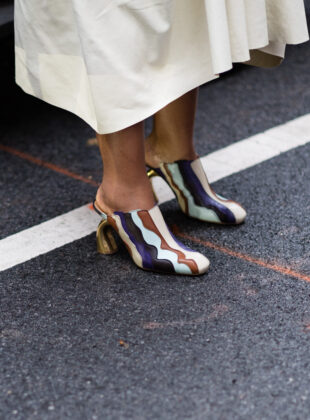 4 tendências de sapatos para a turma das excêntricas assumidas: salto curvado da dries van noten