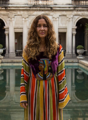 Adriana Varejão no Parque Laje em cena do documentário exibido na Mostra Internacional de Cinema de São Paulo