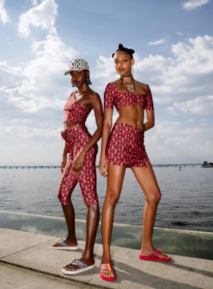 Melissa lança collab com Cosmo Rio com sandálias e bolsas com estampa do calçadão de copacabana