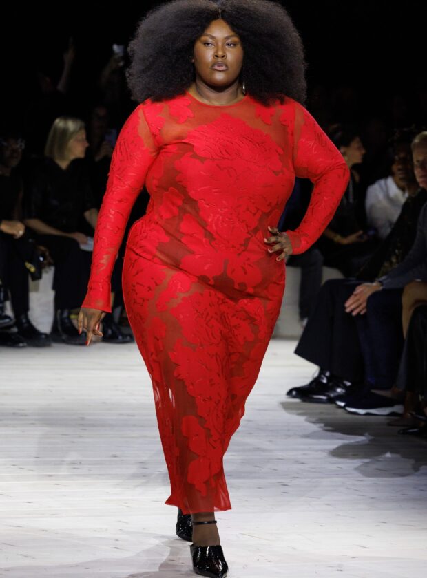 Yseult desfila para coleção de verão 2024 da Alexander McQueen na Paris Fashion Week.