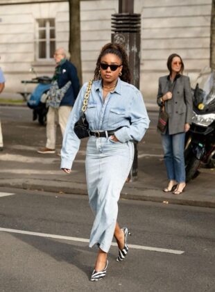 Looks com saia: look all jeans de saia longa e camisa abotoada é usada com scarpin de zebra