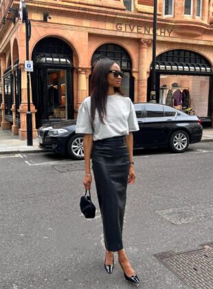 Looks com saia de couro comprida: camiseta e scarpin