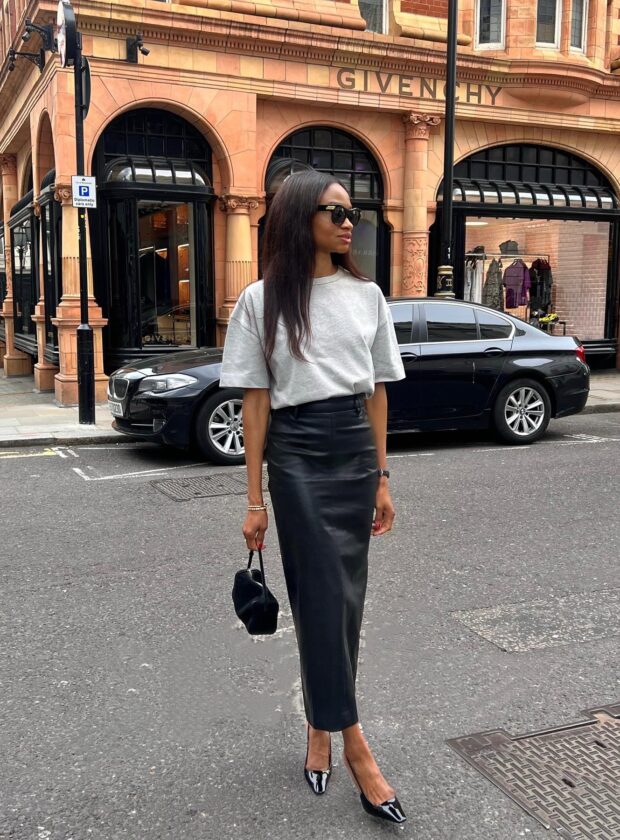 Looks com saia de couro comprida: camiseta e scarpin