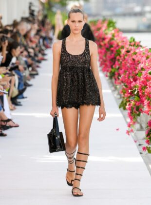 Gladiadora é uma dos sapatos tendência das passarelas de verão 2024 e apareceu no desfile da Michael Kors