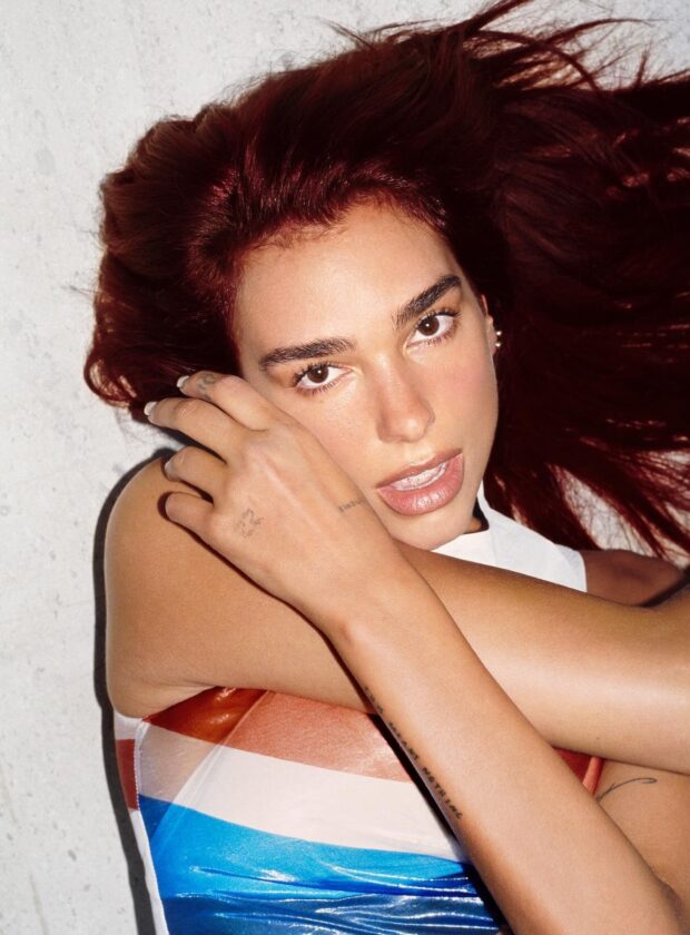 Cherry cola hair de Dua Lipa