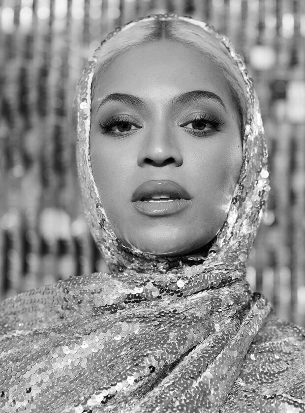 tudo sobre o look prateado usado por beyoncé em salvador