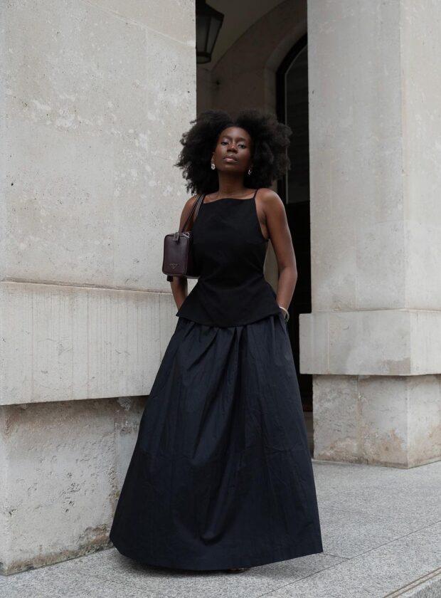 looks para as festas de fim de ano: saia longa preta com blusa frente única preta