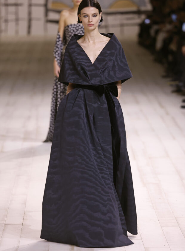 Modelo desfilando para a semana de moda de alta-costura de verão 2024 da Dior.