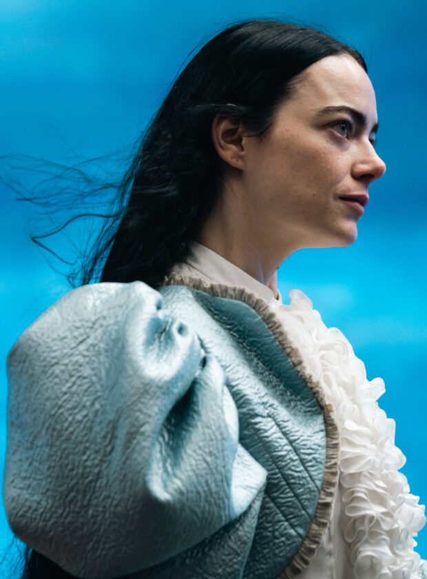 Emma Stone em cena de "Pobres criaturas"