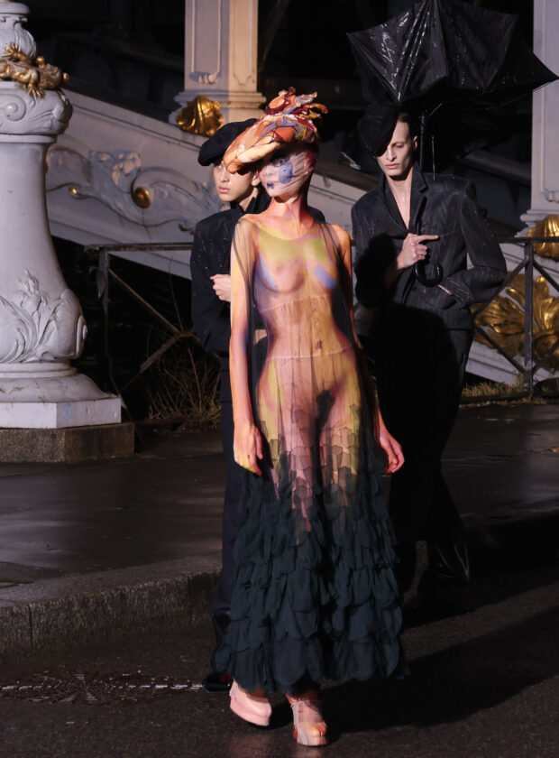 Look Maison Margiela Artisanal, verão 2024 desfilado na semana de alta-costura de Paris.