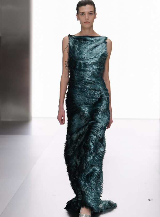 Modelo desfila para a coleção de verão 2024 de alta-costura da Fendi com vestido longo de franjas esverdeadas.