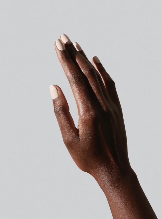 unhas claras e delicadas