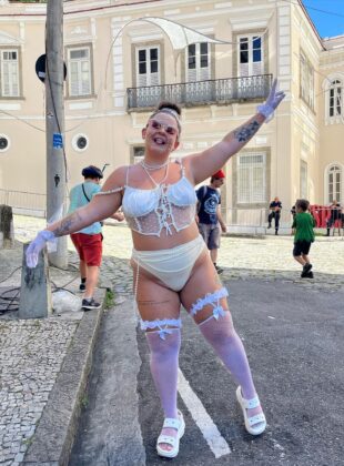 look de carnaval estilo coquette com renda, babados e laços