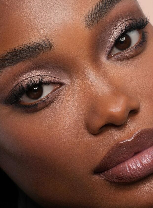 maquiagem de noiva: olhos esfumados com cut crease, pele aveludada e boca nude
