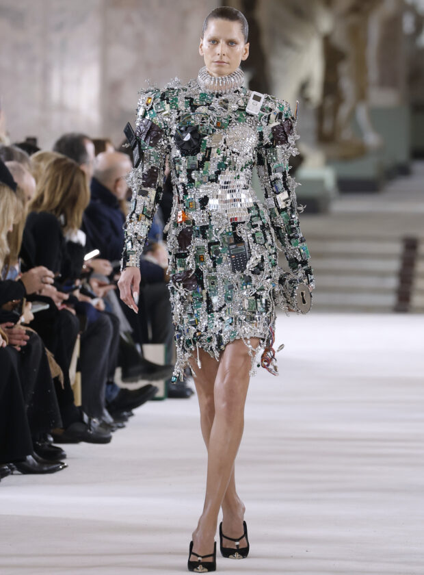 Desfile da Schiaparelli na semana de alta-costura de verão 2024.