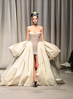 a tendência do laço ganha força nas passarelas e nas ruas. Na foto, verão 2024 da alta-costura de giambattitsta valli