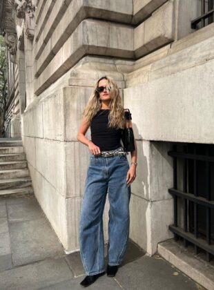 calça barrel leg é tendência, veja como usar: com regata preta e bota