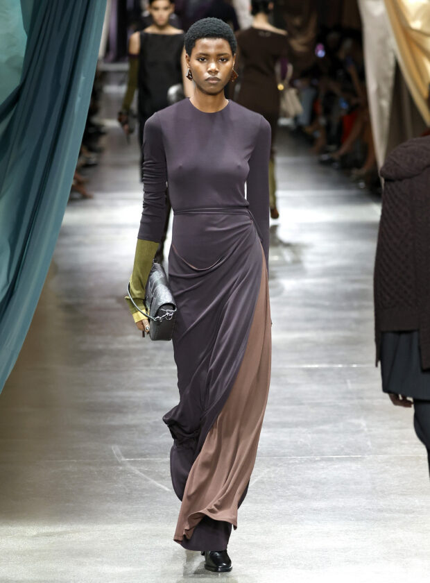 Look do inverno 2024 da Fendi, desfilado na semana de moda de Milão.