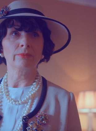 gabrielle chanel, interpretada por juliette binoche, na série "The New Look".