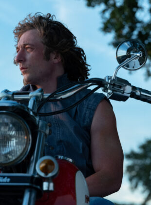 Jeremy Allen White em cena de "Garra de ferro"