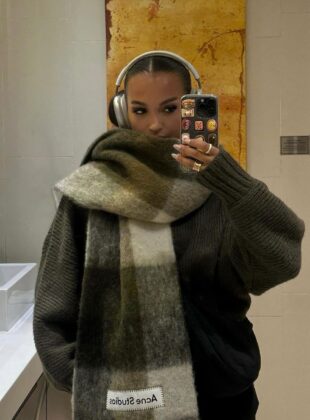 looks com cachecol para testar no outono: do máxi cachecol ao vermelho