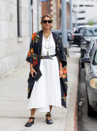 kimono nos looks no calor: com vestido e sapatilha