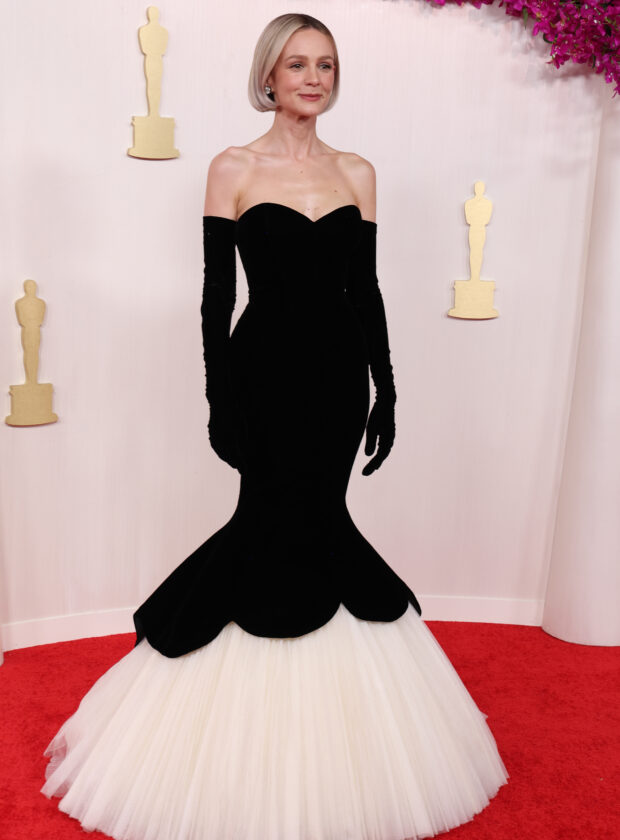 Looks vintage reinam nas festas do Oscar 2024: Carey Mulligan de balenciaga