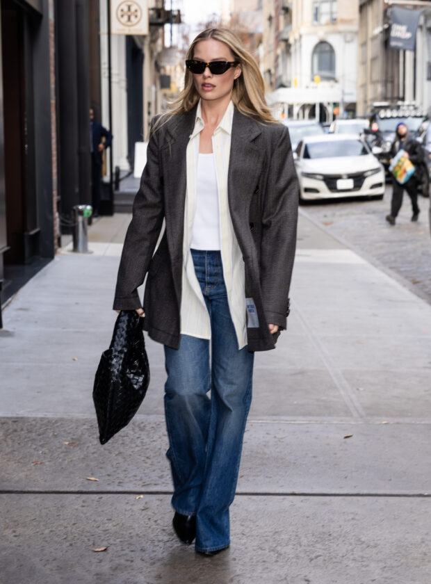 Margot Robbie investe na calça boot cut.