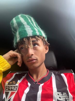 looks do jaden smith: cantor usa camisa do clube brasileiro são paulo futebol clube